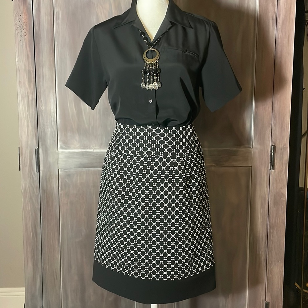 Ann Taylor skirt. EUC. Black and white.